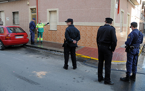 La policía inspecciona el lugar del crimen. | Cristóbal Lucas