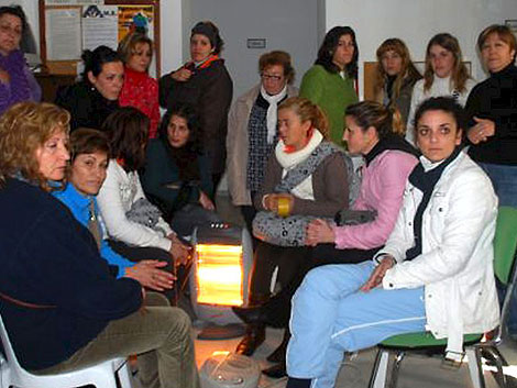 Las mujeres de El Coronil en huelga de hambre, junto a otras de las encerradas. | Efe Las mujeres de El Coronil en huelga de hambre, junto a otras de las encerradas. | Efe
