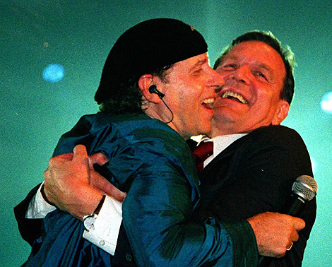 Klaus Meine, de Scorpions, besuquea a Gerhard Schroeder en 1998. | DPA