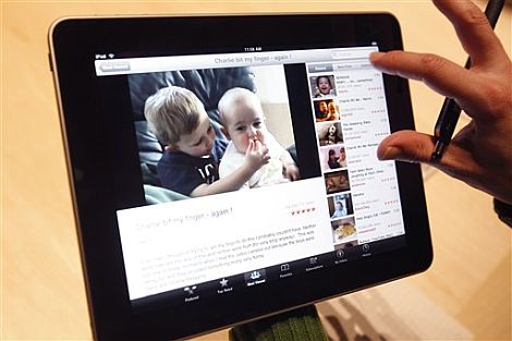 Un asistente a la presentación prueba el iPad. | Ap