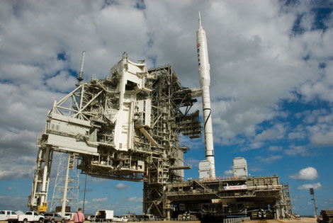 El cohete Ares I-X, en la rampa de lanzamiento de Cabo Cañaveral. | AP