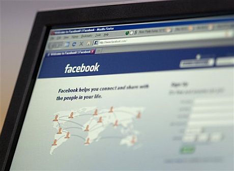 Un ordenador con la página de inicio de Facebook. | AP