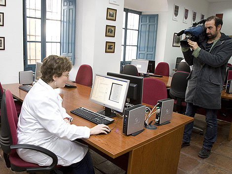 Una trabajadora pone a punto los terminales del Archivo de Viana. | Madero Cubero Una trabajadora pone a punto los terminales del Archivo de Viana. | Madero Cubero