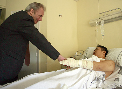 Jesús Neira y Luis (Ji Lin) se dan la mano en el hospital La Fe | José Cuéllar