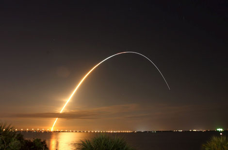 El transbordador 'Endeavour' camino de la ISS. |EFE