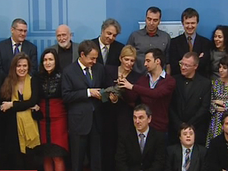 El presidente Zapatero examina el Goya de uno de los premiados.