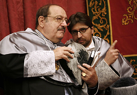 El semi�logo italiano Umberto Eco, con el decano de Comunicaci�n de la Hispalense. | Esther Lobato