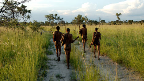 Un grupo de bosquimanos camina por un sendero de Namibia. | Stephan C. Schuster