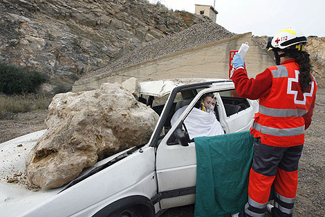 El simulacro de un seísmo en Murcia ha incluido caída de piedras. | Efe