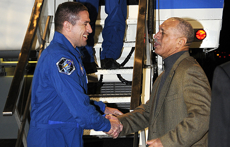 El director de la NASA, Charles Bolden, (d) saluda a George Zamka tras el aterrizaje del Endeavour. | Reuters
