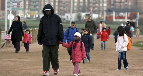 Un grupo de inmigrantes de Vic recoge a sus hijos del colegio. | Xavier Solanas
