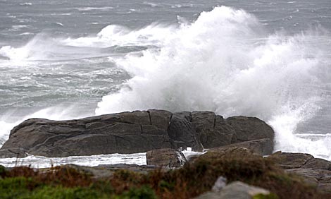 Las olas del mar golpean con fuerza en la costa gallega. | Efe