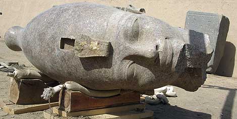 Cabeza de la estatua encontrada en Luxor. | Reuters