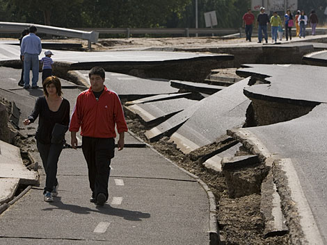 Una carretera destruida en Santiago de Chile. | Efe