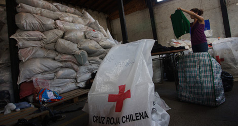 Una voluntaria de la Cruz Roja chilena colabora en la recolección  de ayuda. | Efe
