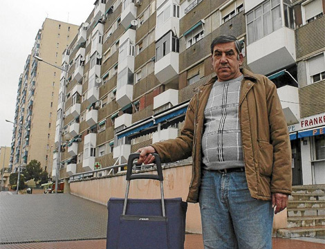 El vecino de badia del Vall&egrave;s, Esteban Mart&iacute;nez, repartiendo propaganda.| &Oacute;scar Espinosa