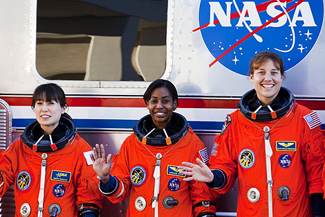 Dorothy Metcalf-Lindenburger, Stephanie Wilson y la japonesa Naoko Yamazaki, astronautas de la última misión de la Agencia. | AFP