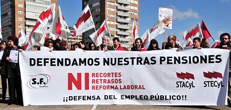 Decenas de delegados sindicales de STECyL-i y el Sindicato Ferroviario se concentran contra la jubilaci�n a los 67 a�os. | Ical
