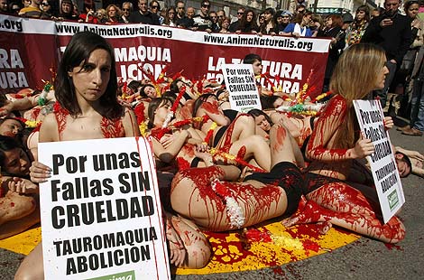 Los integrantes del colectivo antitaurino rociados con sangre artificial | Reuters