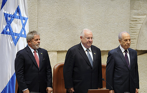 Lula, en el Knesset (Parlamento israelí), con Simon Peres (dcha.) y  el portavoz (centro). | Reuters
