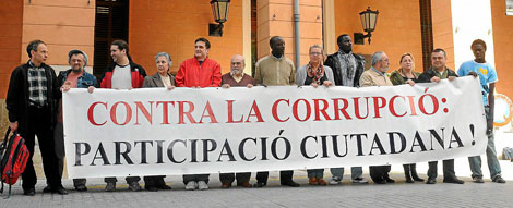 Miembros de la Plataforma con la pancarta que llevarán a la manifestación. | Pep Vicens