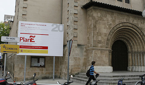 Cartel del Plan E delante de la Iglesia de Sant Sebastià | Jordi Avellà