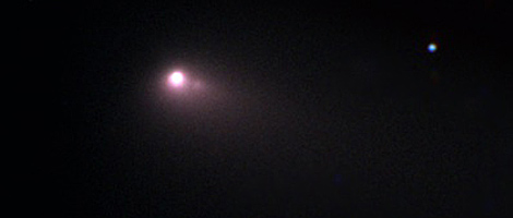 Imagen del desprendimiento del núcleo helado de un cometa (derecha). | Faulkes