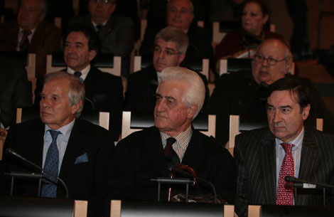 El Viti (centro) entre El Cordobés y Pedro J. Ramírez en el reciente Foro de EL MUNDO Taurino. | BEGOÑA RIVAS