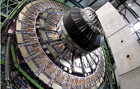 Núcleo magnético del imán CMS del Gran Colisionador de Hadrones. |
 Efe
