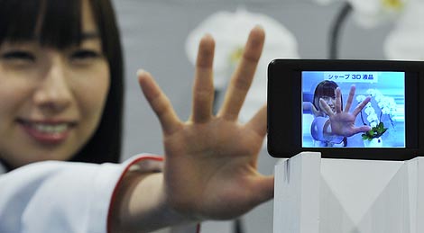 Un dispositivo con pantalla de Sharp táctil y 3D. | Reuters