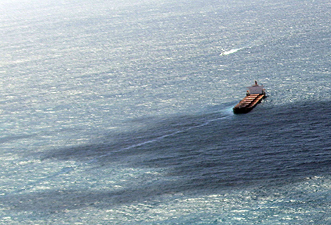 Imagen aérea de la mancha vertida por el carguero. | Ap
