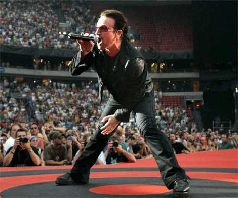El líder de U2, Bono, en un concierto | Efe