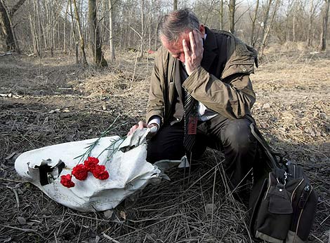 Un polaco llora la muerte de los fallecidos en el avión hoy en 
Smolensk (Rusia). | Efe