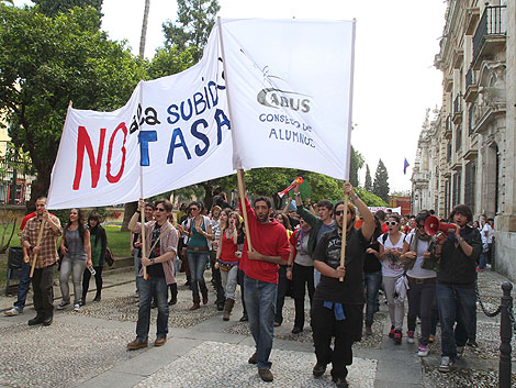 Los alumnos de la Hispalense manifestándose en la antigua Fábrica de Tabacos. | Carlos Márquez