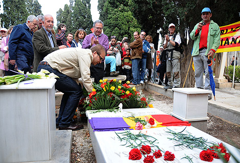 La 'Senda del Poeta' homenajea la tumba de Hernández en Alicante. | C.Lucas