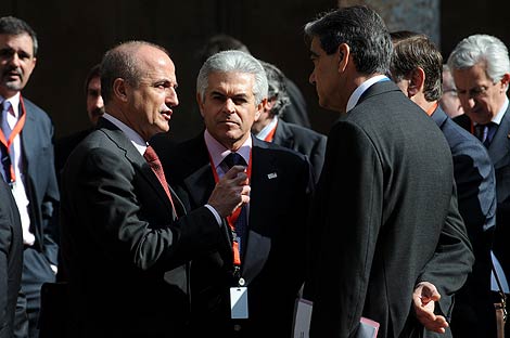 Sebastian junto a Ros conversan con el ministro griego Sifounakis. | Jesús García Hinchado