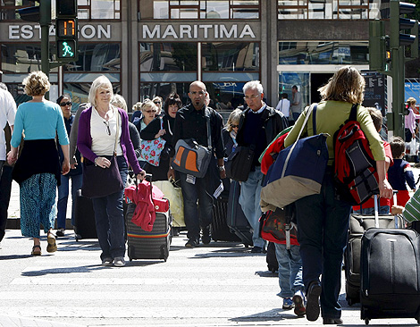 Viajeros en la Estación Marítima en Santander para tomar un ferry  al Reino Unido. | Efe