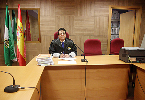 El juez Serrano en la sala de vistas de su juzgado. | Fernando Ruso