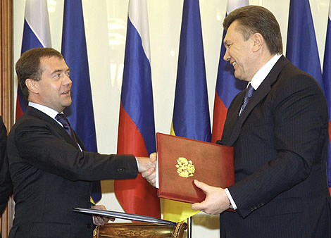 Dmitry Medvedev y Viktor Yanukovich en su encuentro. | Reuters