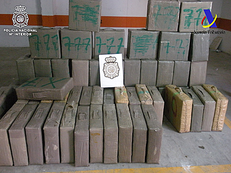 Los 79 fardos en que se repartió el alijo de hachís ahora 
intervenido. | EM
