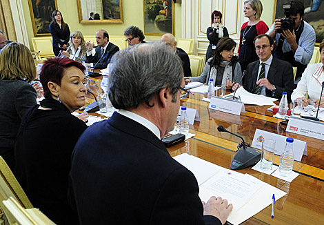 El ministro de Educación (de espaldas), durante su encuentro con los partidos políticos. | Bernardo Díaz El ministro de Educación (de espaldas), durante su encuentro con los partidos políticos. | Bernardo Díaz