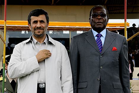 El presidente iraní, Mahmud Ahmadineyad, y su homólogo  zimbabuense, Robert Mugabe. | AFP