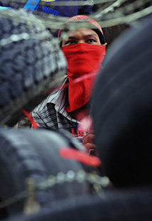 Camisa roja, ante una barricada. | AFP