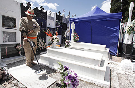 Un operario trabaja junto a la carpa instaladaen el cementerio de Aguilar. | Madero Cubero