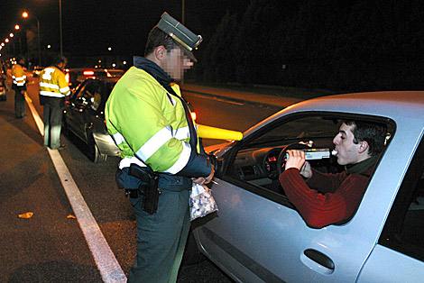 Un guardia civil realiza un control de alcoholemia en Madrid. | Diego Sinova