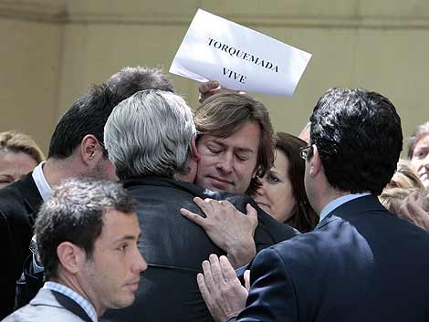 El juez Santiago Pedraz abraza a Garzón tras salir de la Audiencia Nacional. | AP