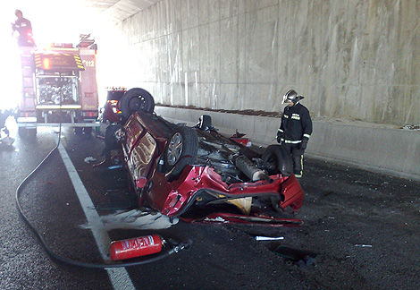 Los bomberos de la Comunidad junto al vehículo siniestrado. Foto: Comunidad de Madrid Los bomberos de la Comunidad junto al vehículo siniestrado. Foto: Comunidad de Madrid