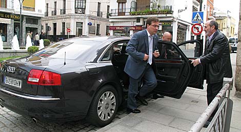 Guillermo Fernández Vara, saliendo de su coche oficial. | Jero 
Morales