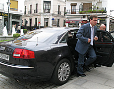 Vara sale de su coche oficial. | Jero Morales