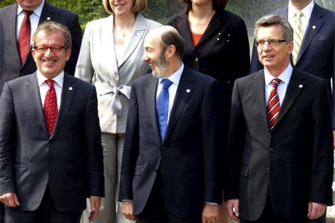 Rubalcaba, junto a sus homólogos en la foto de familia de la decimocuarta cumbre del G6. | Efe